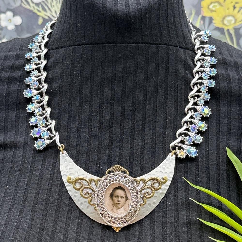 🌟Adorned Crown Jewelry assemblage rhinestone filigree female image bib necklace - Picture 1 of 10